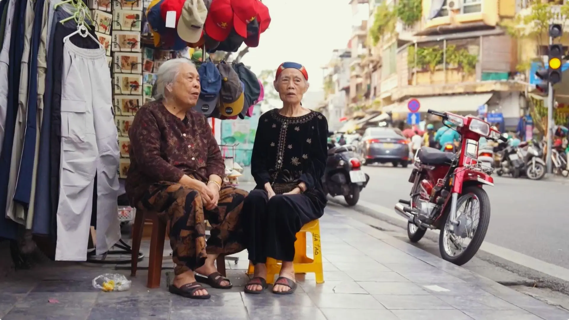 Dưới mái hiên nhà phố 